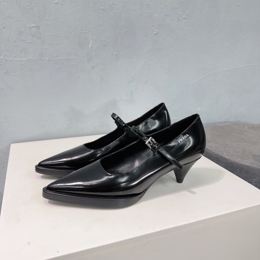 POINTED TOE MEDIUM HEEL PUMPS IN BLACK GLOSSY LAMBSKIN