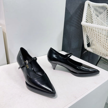 POINTED TOE MEDIUM HEEL PUMPS IN BLACK GLOSSY LAMBSKIN