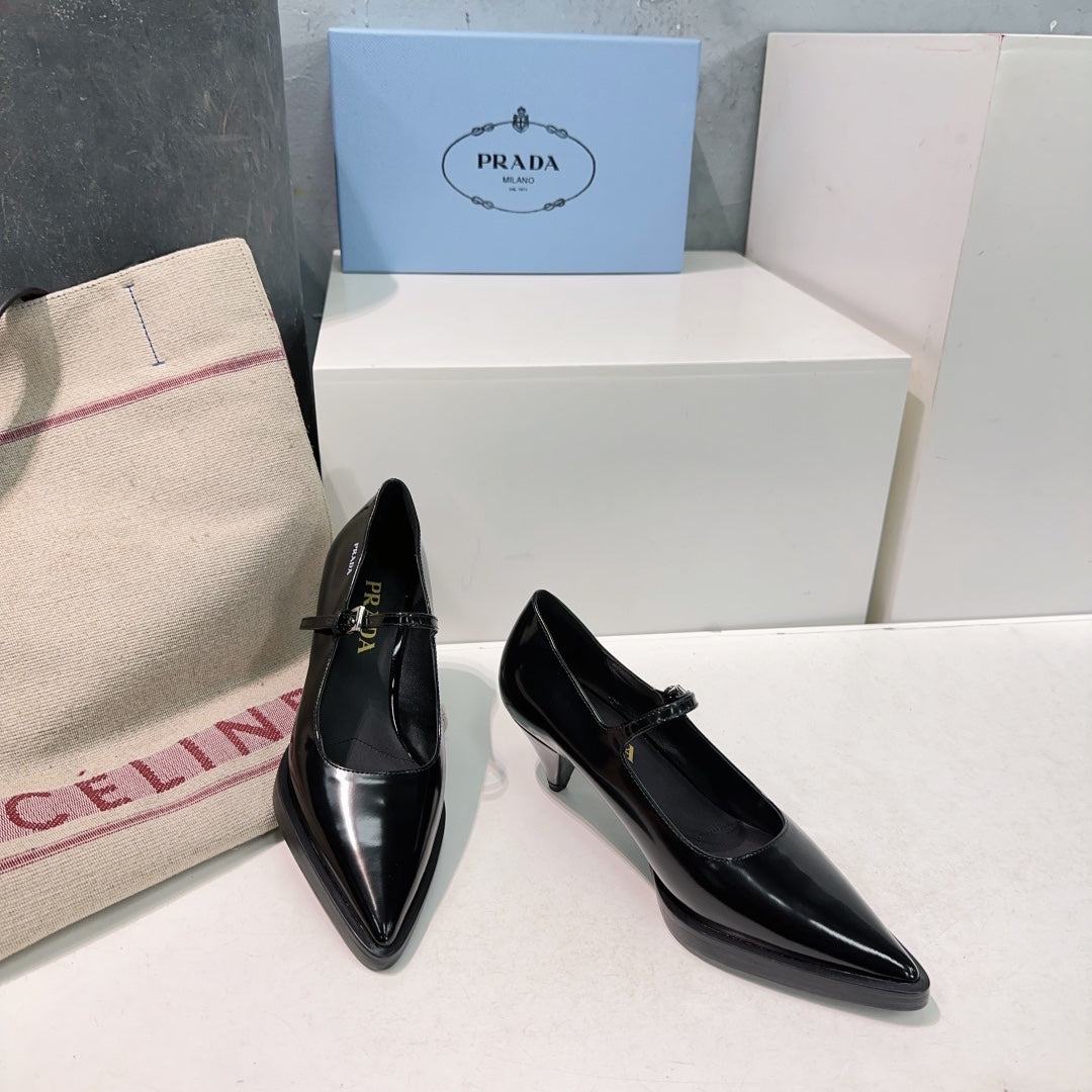 POINTED TOE MEDIUM HEEL PUMPS IN BLACK GLOSSY LAMBSKIN