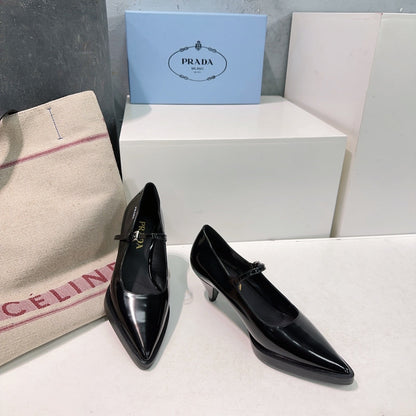 POINTED TOE MEDIUM HEEL PUMPS IN BLACK GLOSSY LAMBSKIN