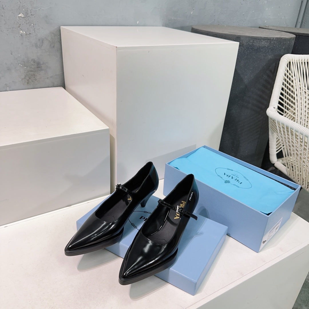 POINTED TOE MEDIUM HEEL PUMPS IN BLACK GLOSSY LAMBSKIN