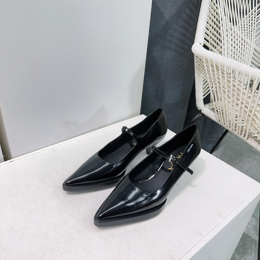 POINTED TOE MEDIUM HEEL PUMPS IN BLACK GLOSSY LAMBSKIN