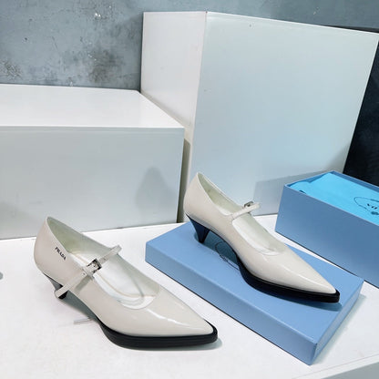 POINTED TOE MEDIUM HEEL PUMPS IN RICE WHITE GLOSSY LAMBSKIN