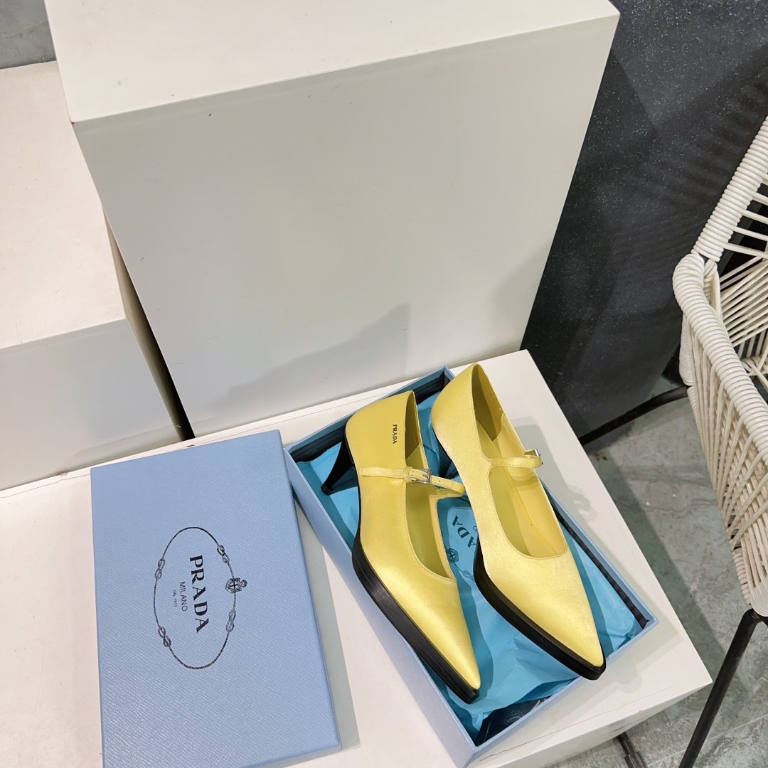 POINTED TOE MEDIUM HEEL PUMPS IN YELLOW SILK