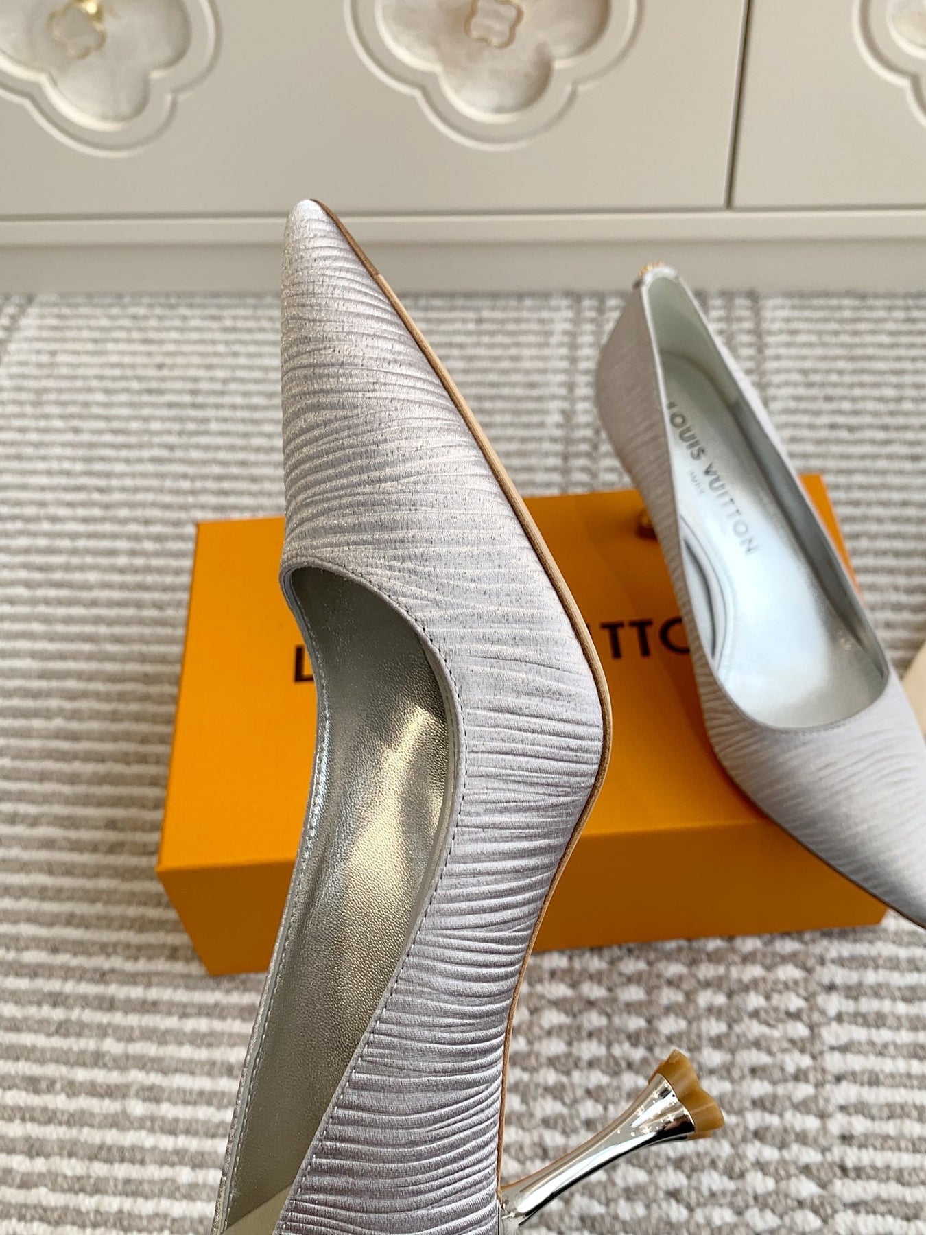 BLOSSOM PUMP 7 CM IN SILVER IMPORTED STRIPED SILK SATIN