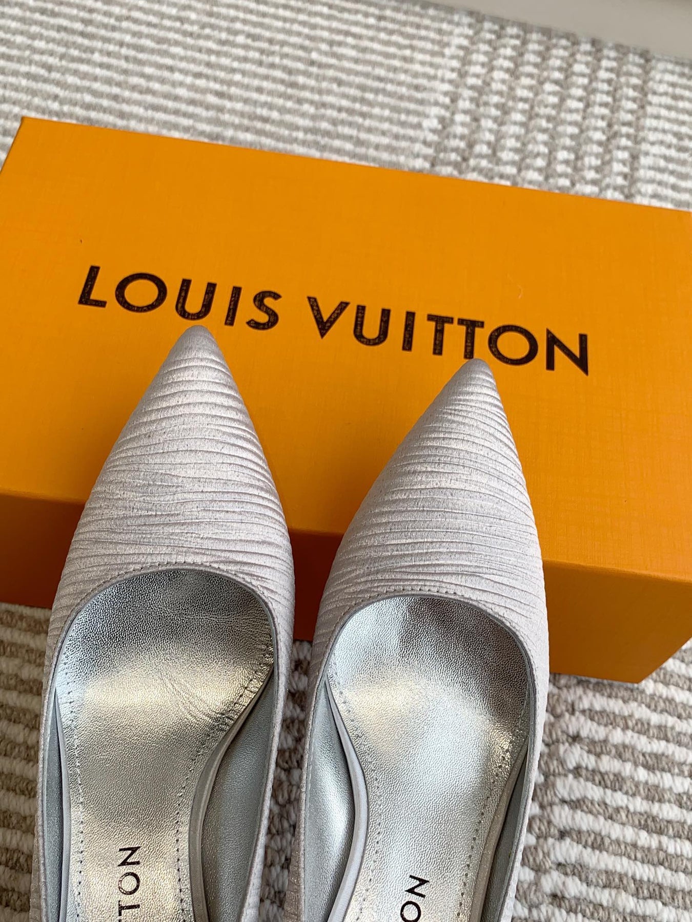 BLOSSOM PUMP 7 CM IN SILVER IMPORTED STRIPED SILK SATIN