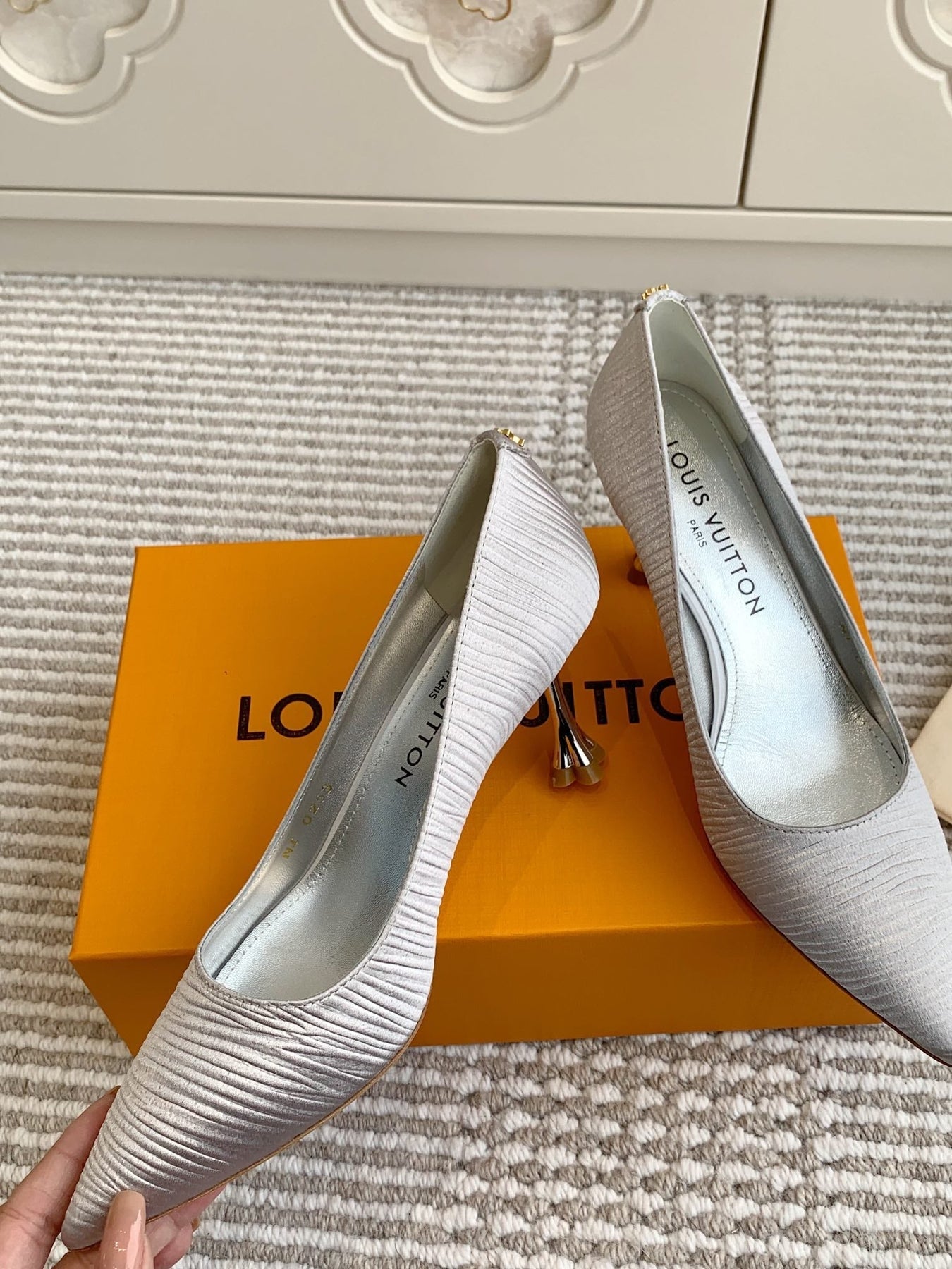 BLOSSOM PUMP 7 CM IN SILVER IMPORTED STRIPED SILK SATIN