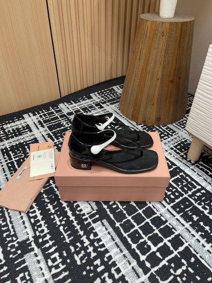 HIGH THONG SANDALS WITH WHITE STRAP IN BLACK GLOSSY LAMBSKIN