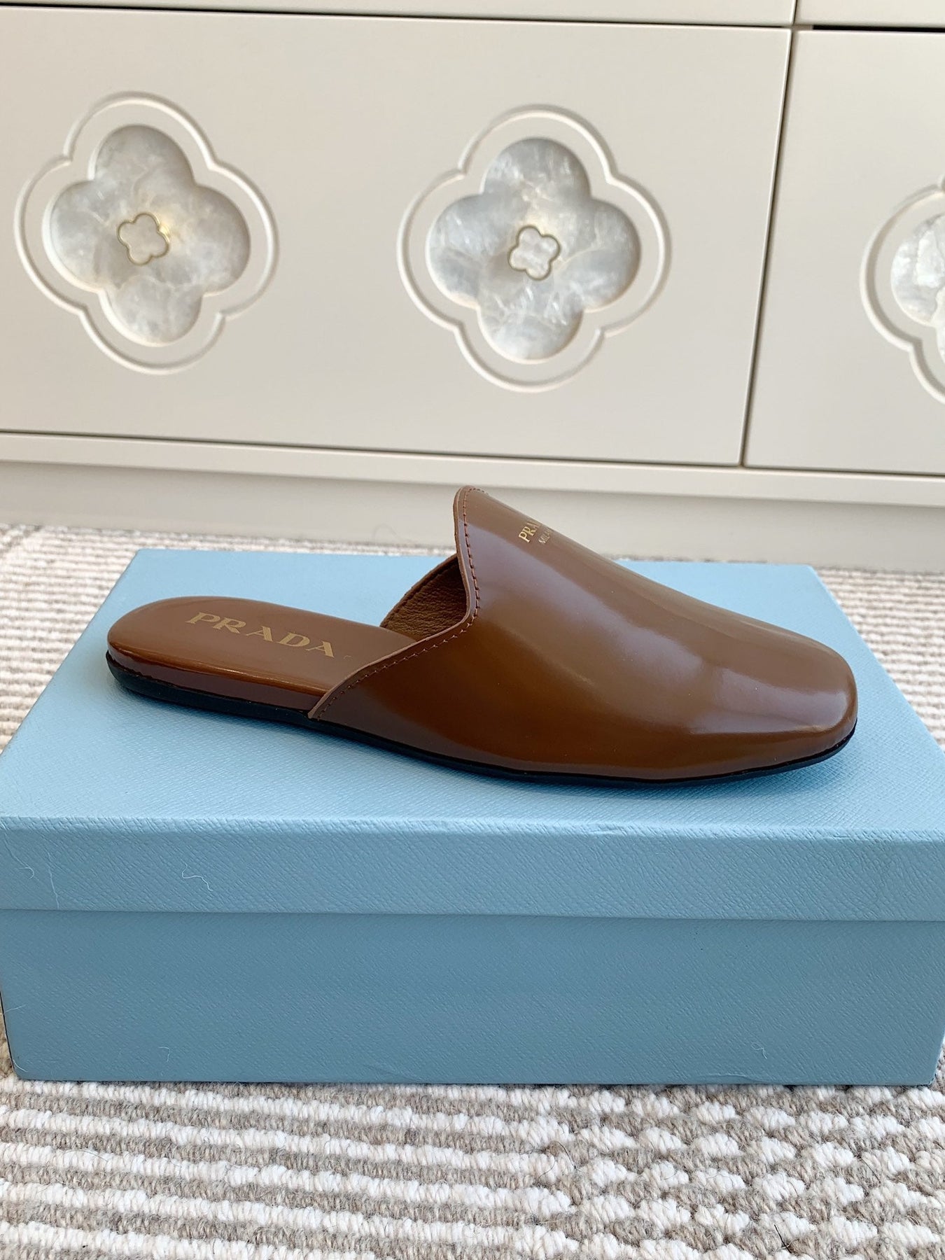 MULES IN BROWN GLOSSY SHEEPSKIN GOLD LETTERING LOGO