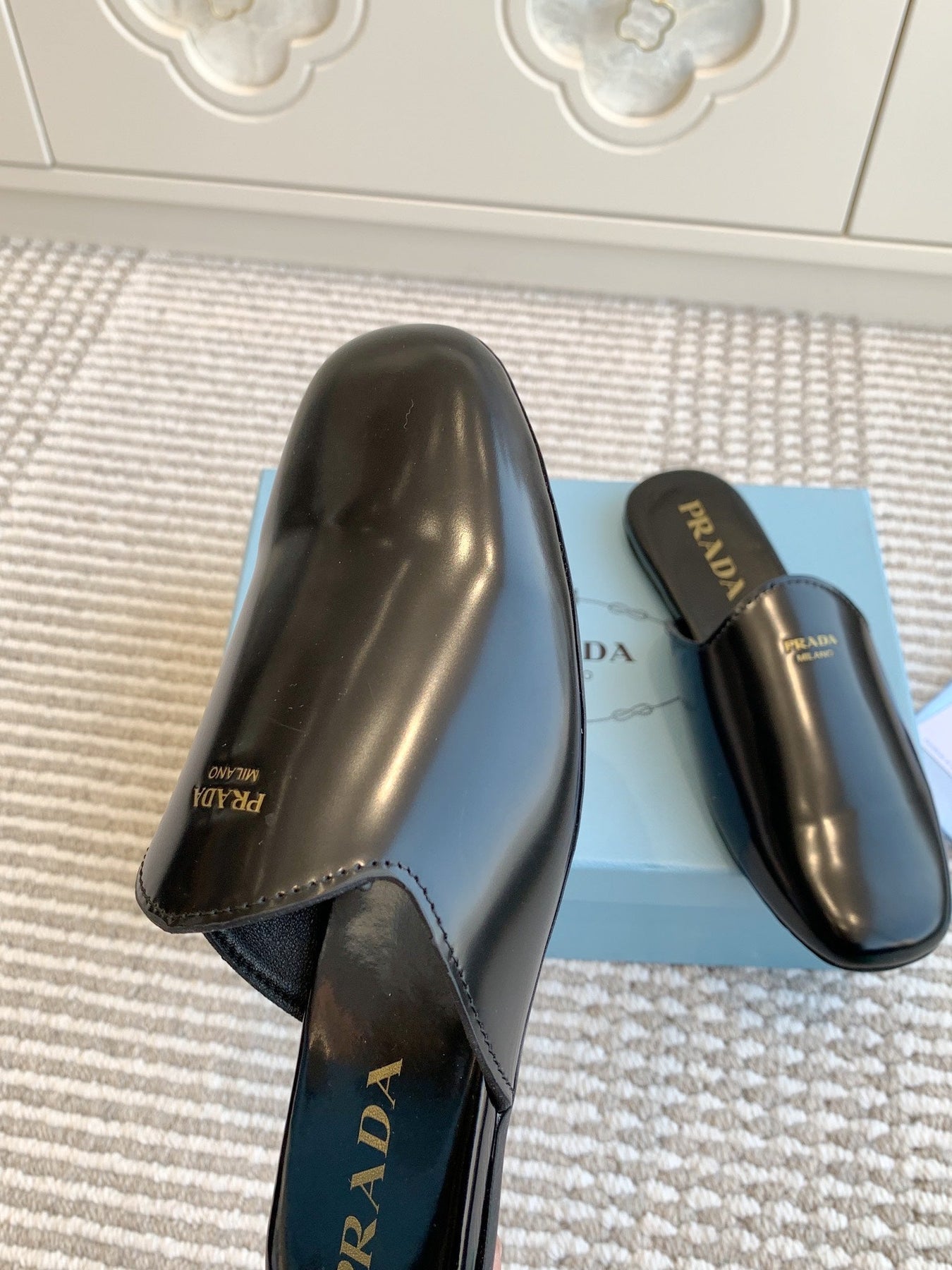 MULES IN BLACK GLOSSY SHEEPSKIN GOLD LETTERING LOGO