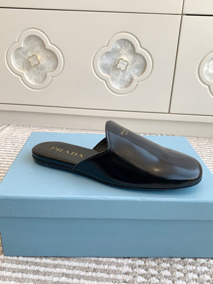 MULES IN BLACK GLOSSY SHEEPSKIN GOLD LETTERING LOGO