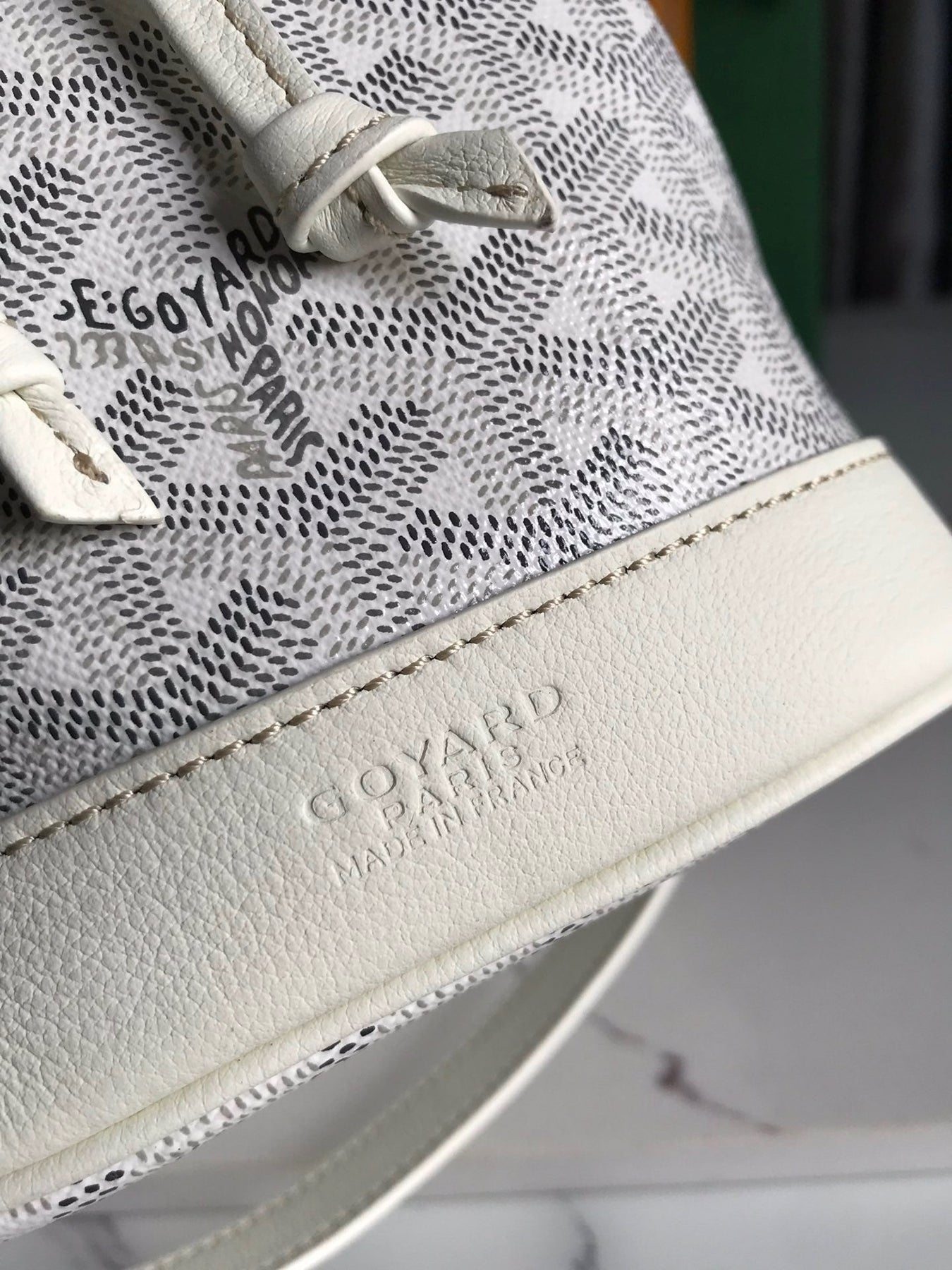 PETIT FLOT BUCKET BAG 22 IN WHITE GOYARDINE CANVAS AND LAMBSKIN TRIM