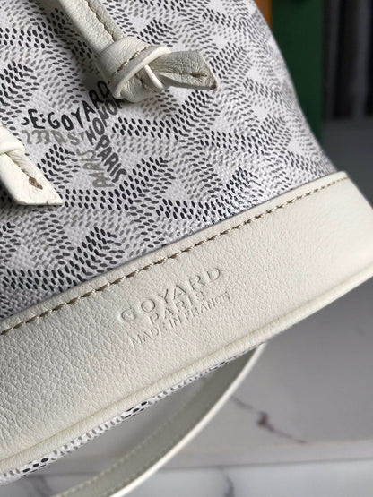 PETIT FLOT BUCKET BAG 22 IN WHITE GOYARDINE CANVAS AND LAMBSKIN TRIM