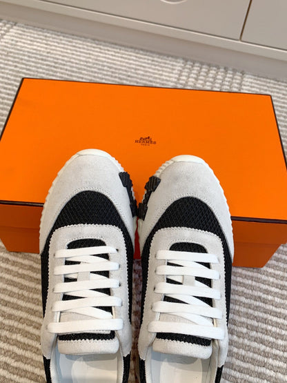 BOUNCING SNEAKER IN BLACK GRAPHIC MESH AND PASTEL GRAY SUEDE