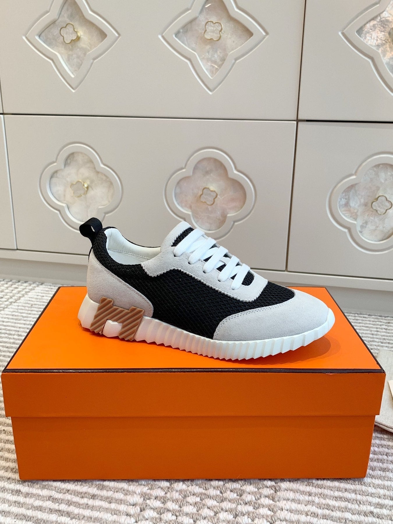 BOUNCING SNEAKER IN BLACK GRAPHIC MESH AND PASTEL GRAY SUEDE