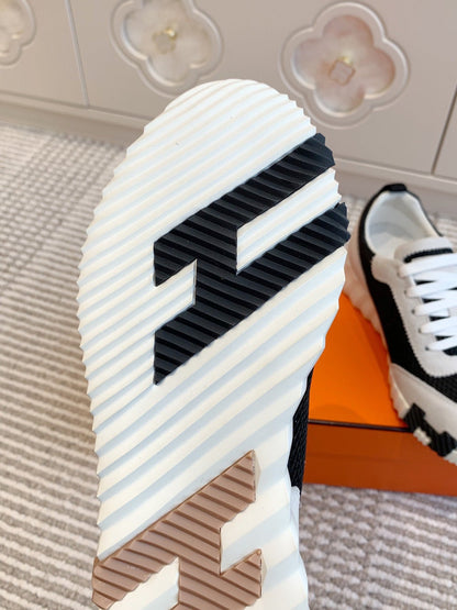 BOUNCING SNEAKER IN BLACK GRAPHIC MESH AND PASTEL GRAY SUEDE