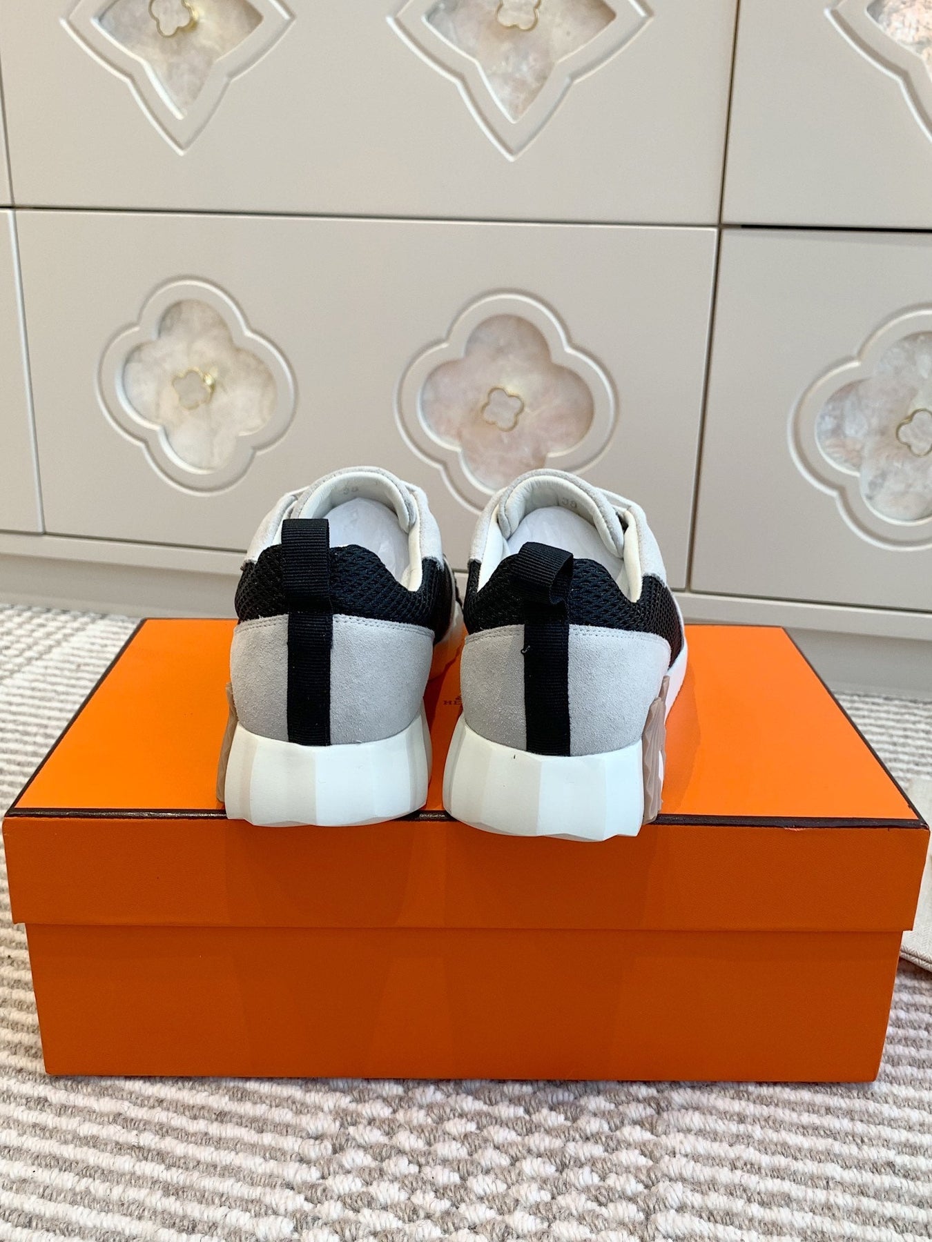 BOUNCING SNEAKER IN BLACK GRAPHIC MESH AND PASTEL GRAY SUEDE