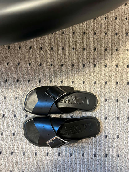 PETAL BELT FLAT SANDAL IN BLACK CALFSKIN