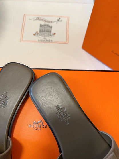 GIULIA FLAT SANDAL IN MOCHA BROWN SUEDE