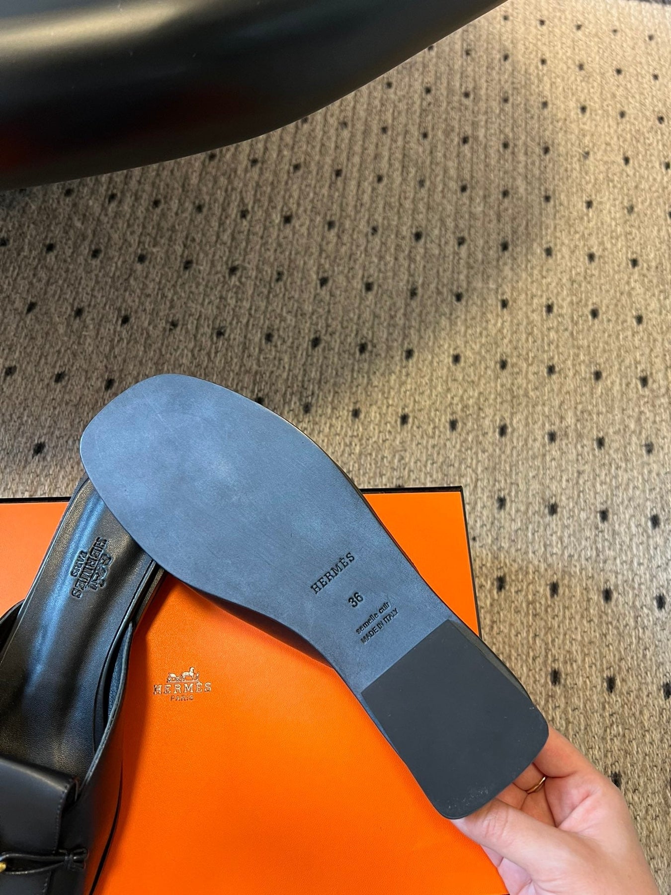 ILOT FLAT SANDAL IN BLACK CALFSKIN