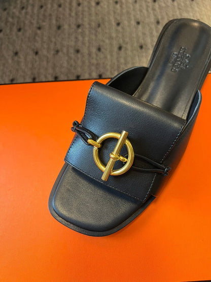 ILOT FLAT SANDAL IN BLACK CALFSKIN