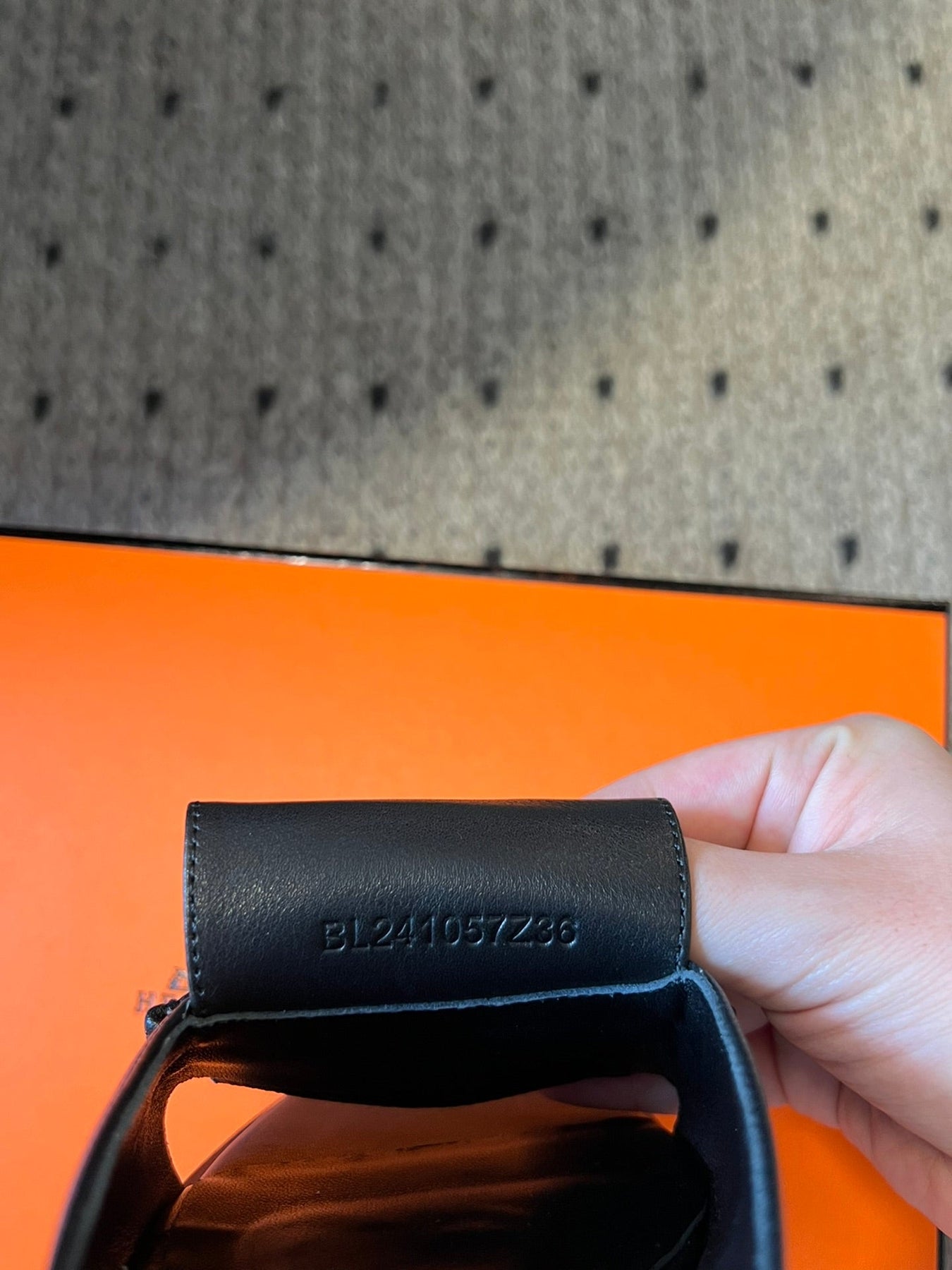 ILOT FLAT SANDAL IN BLACK CALFSKIN