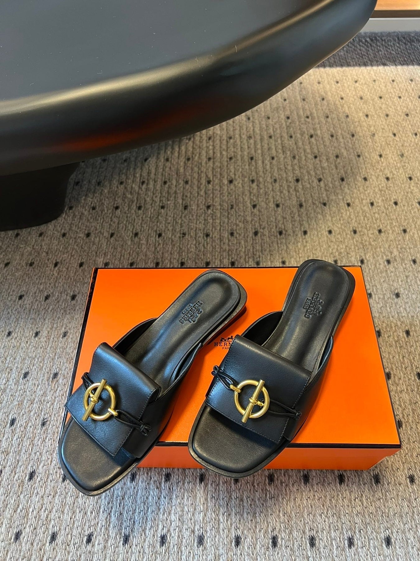 ILOT FLAT SANDAL IN BLACK CALFSKIN