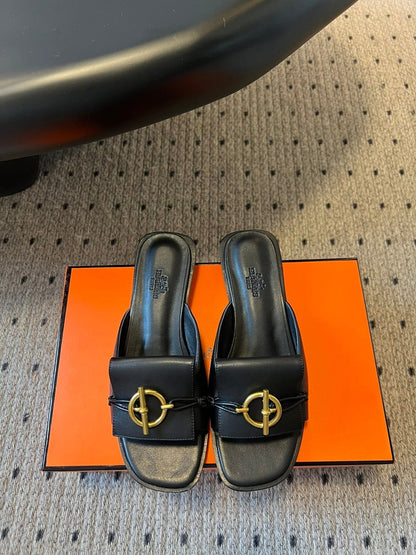 ILOT FLAT SANDAL IN BLACK CALFSKIN