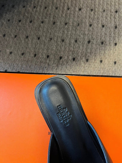 ILOT FLAT SANDAL IN BLACK CALFSKIN