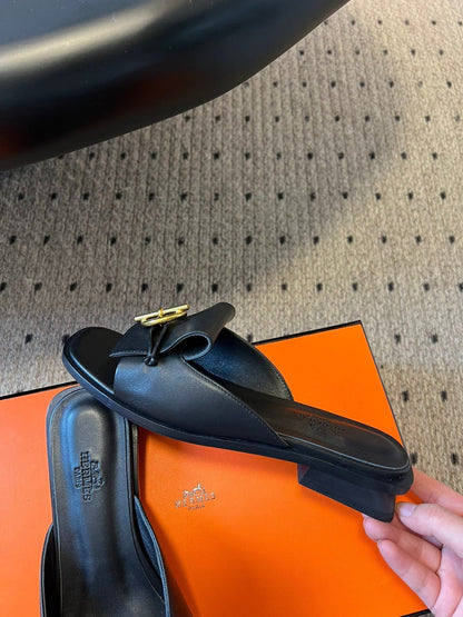 ILOT FLAT SANDAL IN BLACK CALFSKIN