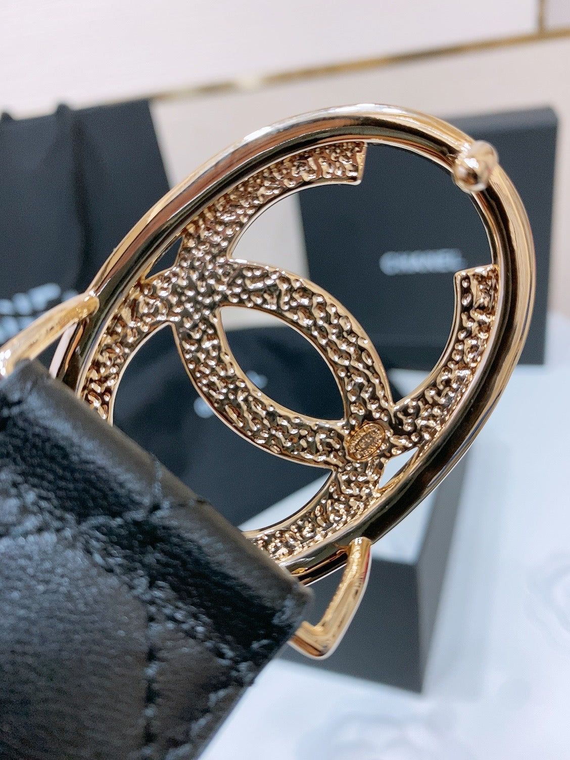 DOUBLE C BELT 38MM IN BLACK QUILTED LAMBSKIN GOLD OVAL BUCKLE CENTERED BLACK LOGO