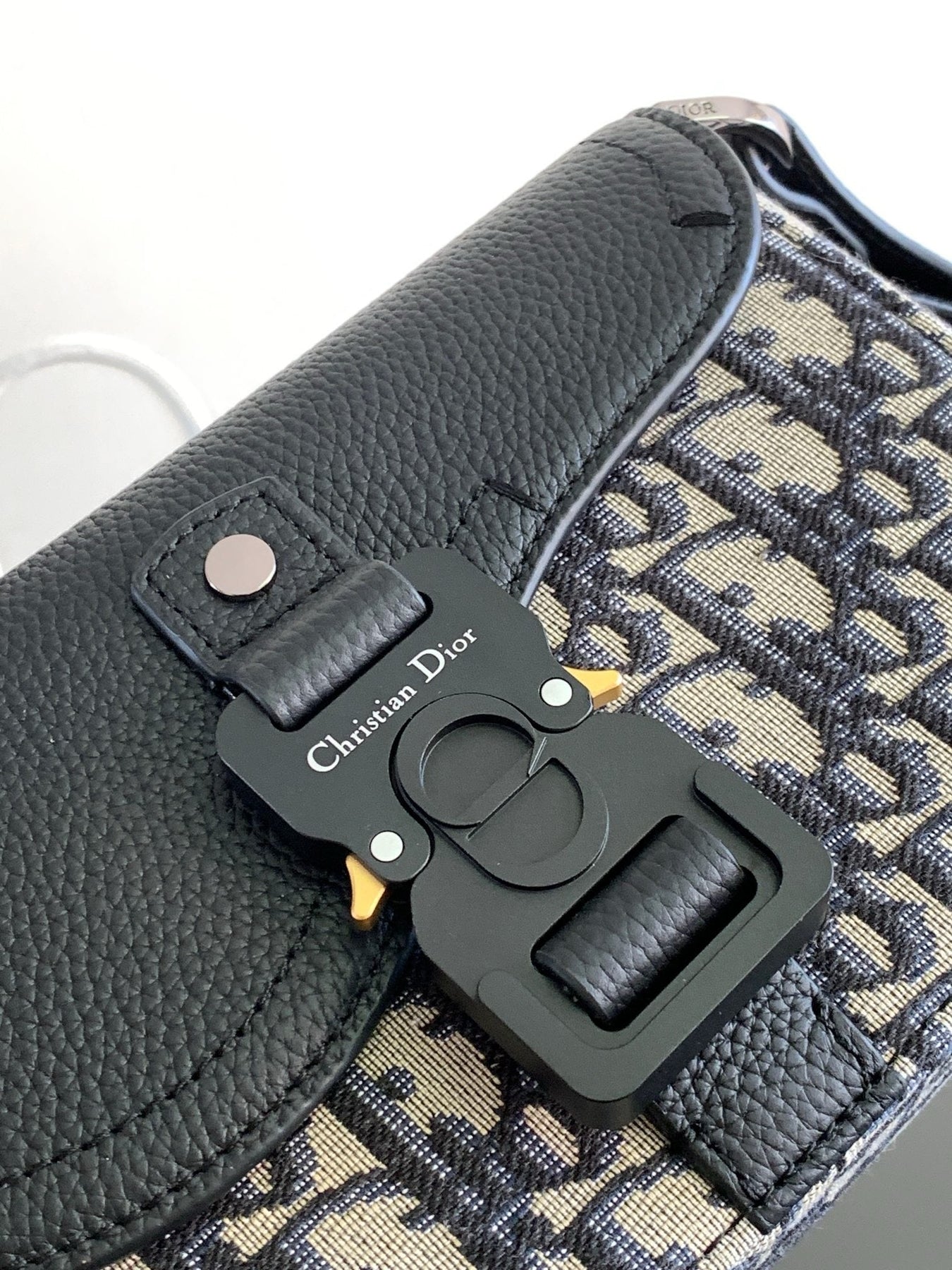 DIO Oblique Messenger Bag