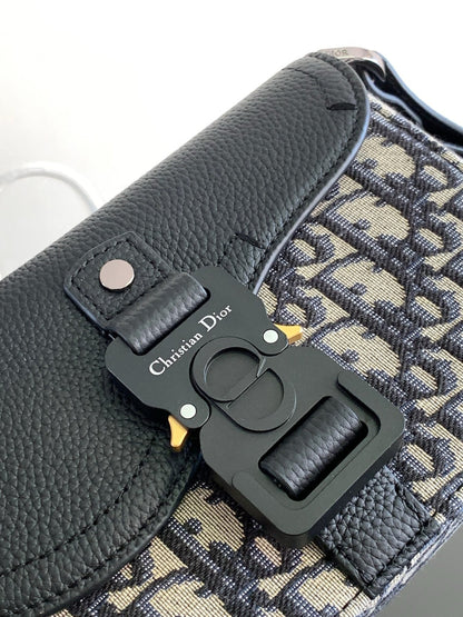 DIO Oblique Messenger Bag