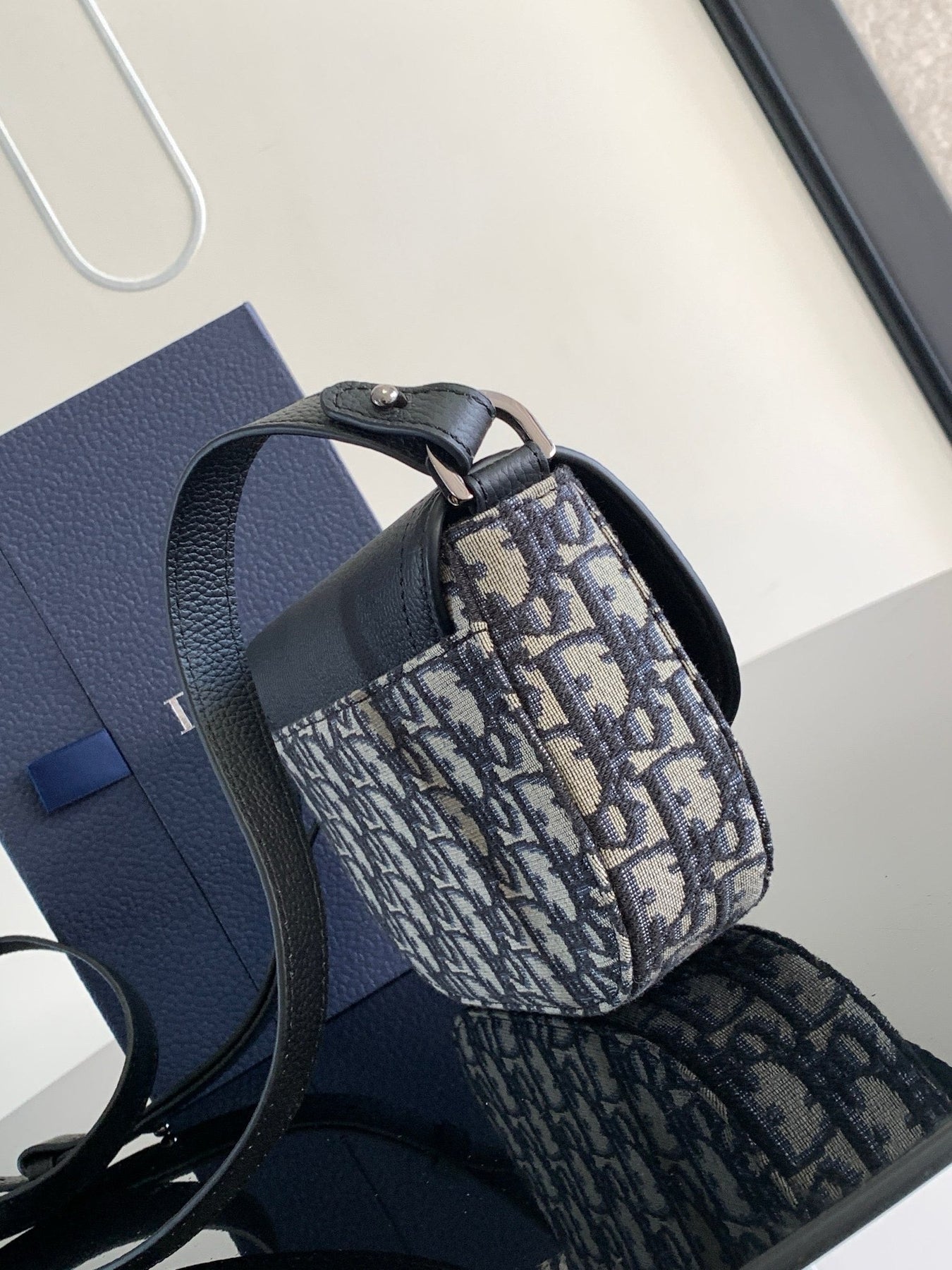 DIO Oblique Messenger Bag