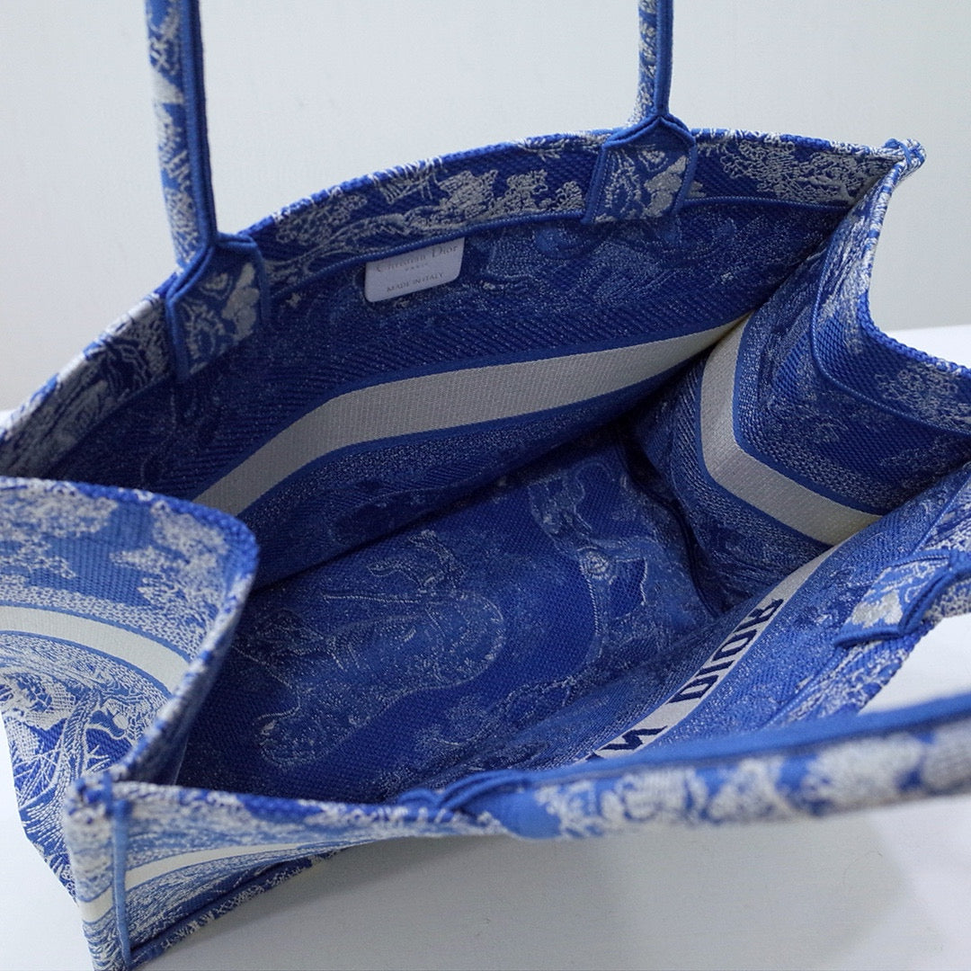 BOOK TOTE 42 BLUE MACROCANNAGE EMBROIDERY