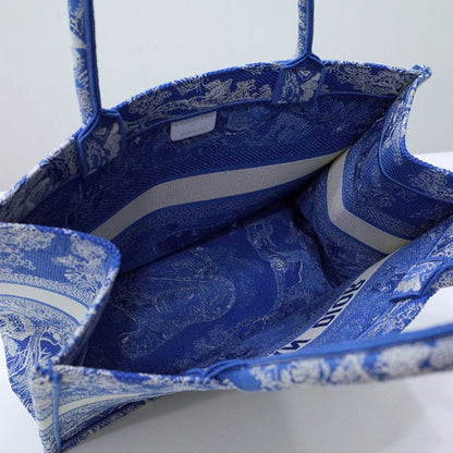 BOOK TOTE 42 BLUE MACROCANNAGE EMBROIDERY