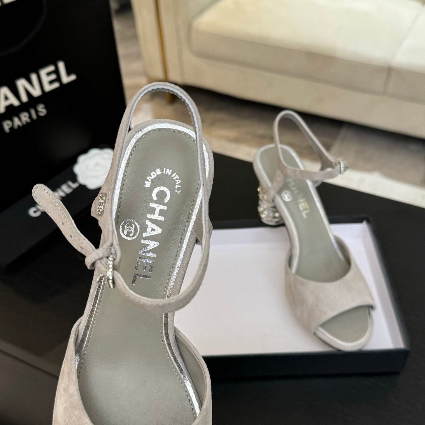 CC SUEDE KIDSKIN SANDAL IMITATION PEARLS GREY