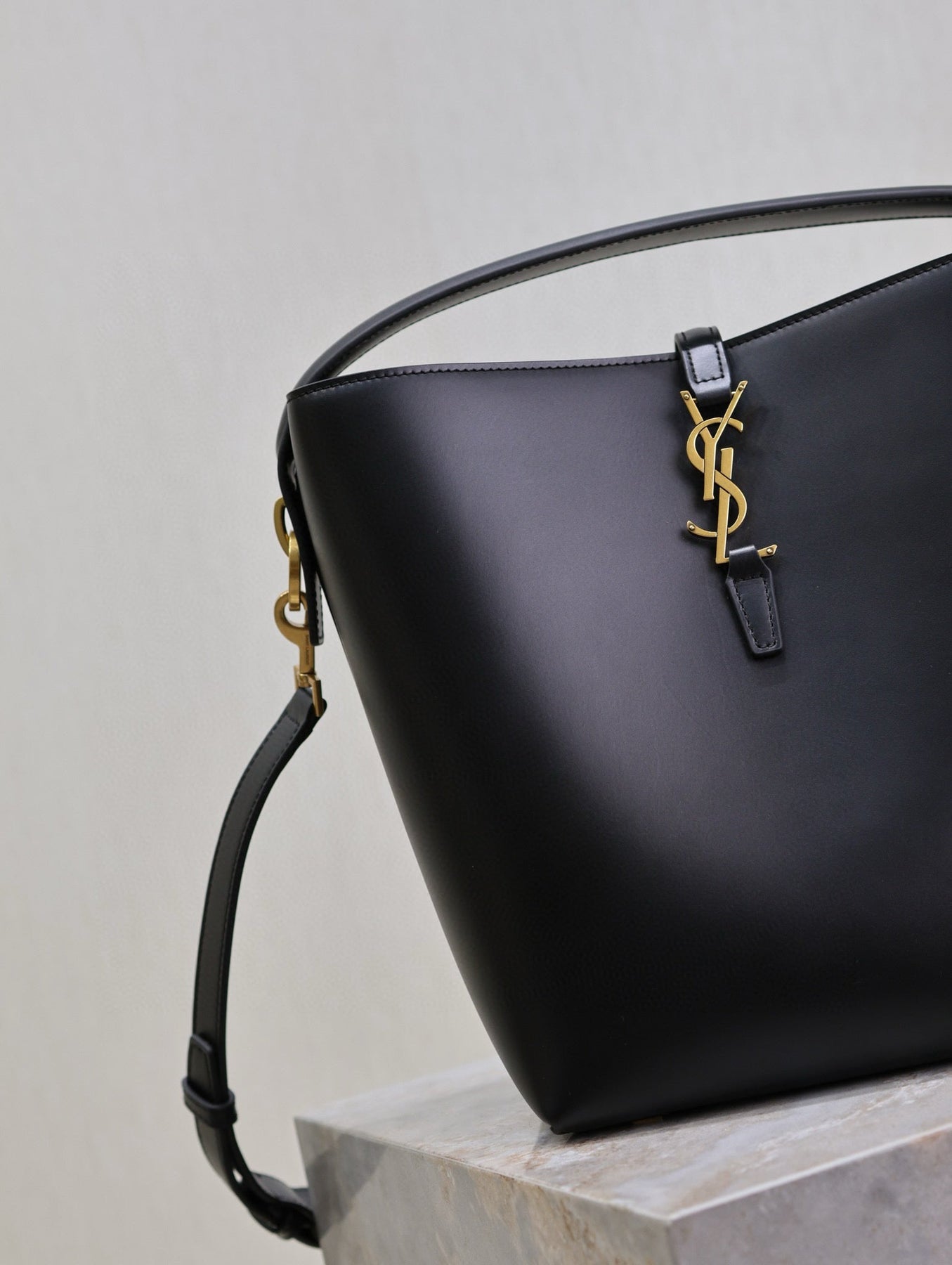 LE 37 MEDIUM BUCKET BAG 26 IN BLACK CALFSKIN GOLD HARDWARE