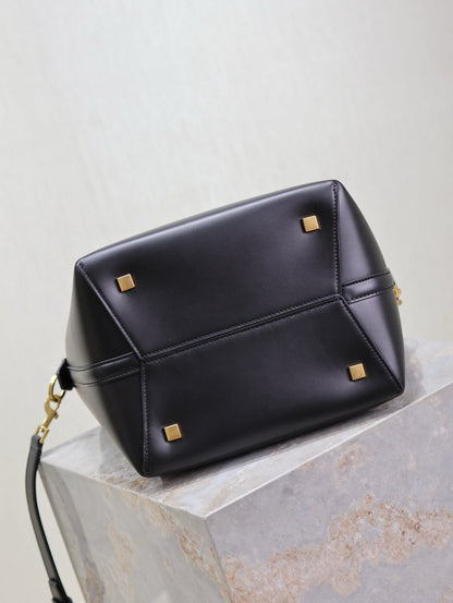 LE 37 MEDIUM BUCKET BAG 26 IN BLACK CALFSKIN GOLD HARDWARE
