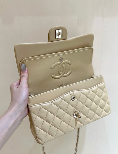 FLAP BAG 25 IN BEIGE LAMBSKIN GOLD HARDWARE