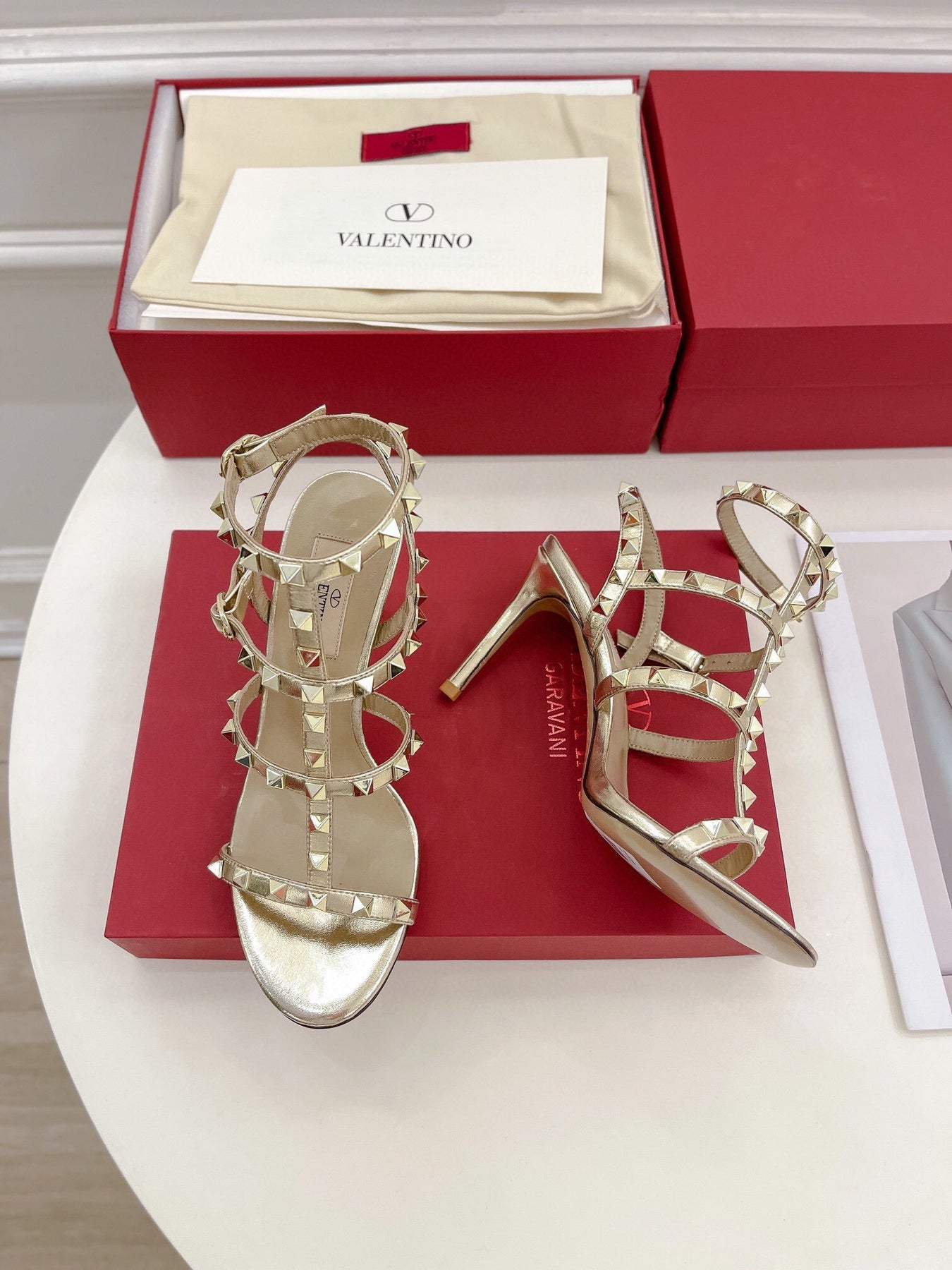 ROCKSTUD 100 GOLD METALLIC CALFSKIN ANKLE STRAP HIGH SANDAL