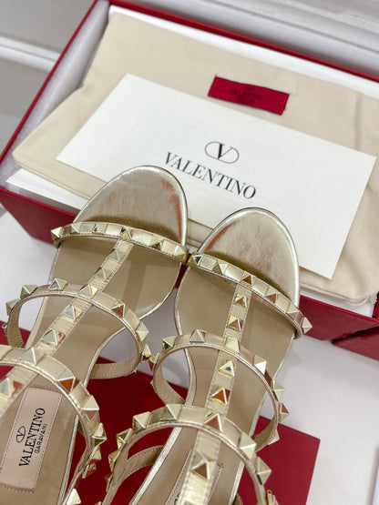 ROCKSTUD 100 GOLD METALLIC CALFSKIN ANKLE STRAP HIGH SANDAL