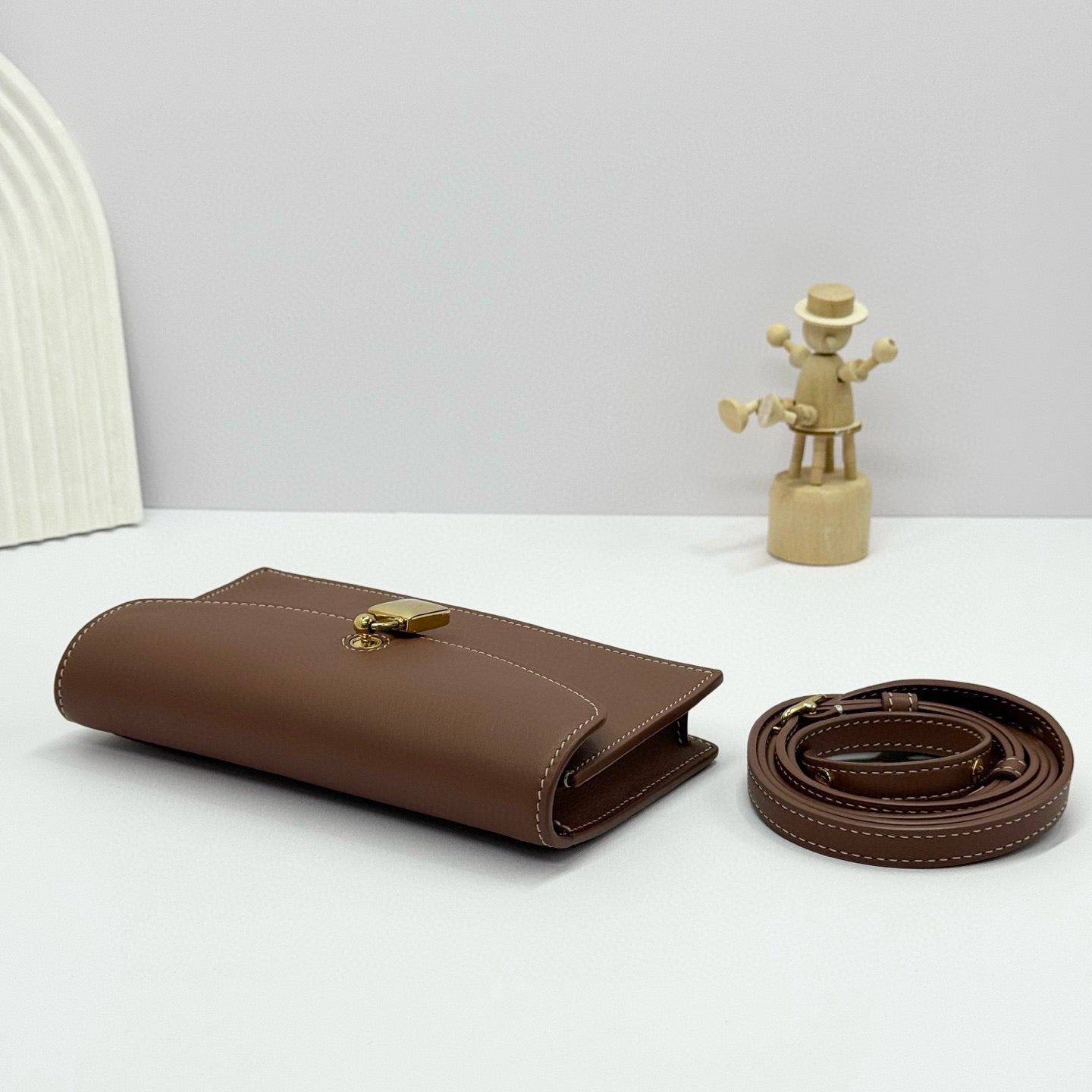 EXTRA POCHETTE 18 IN CARAMEL SUGAR CALFSKIN GOLD HARDWARE