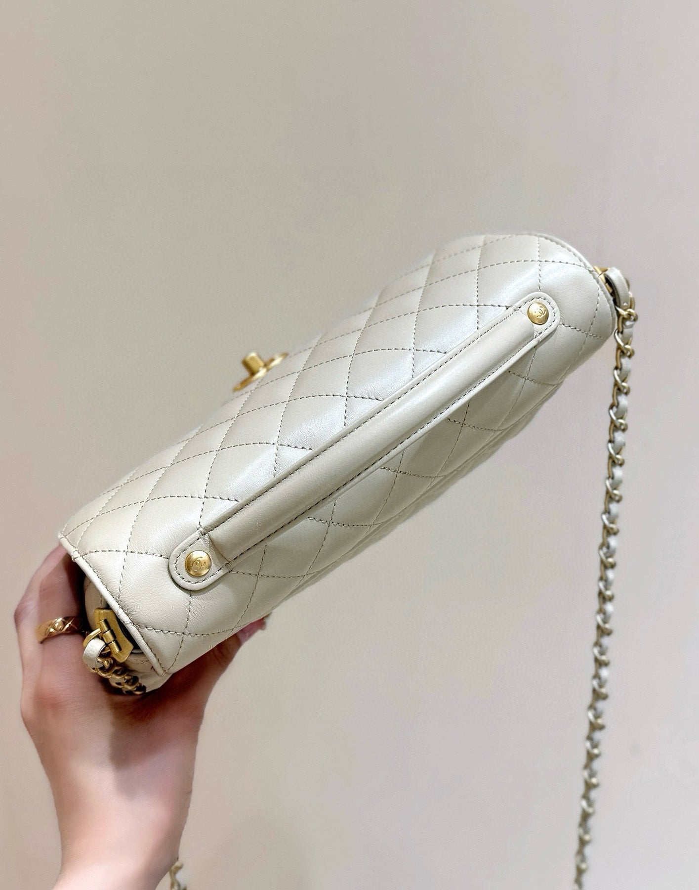 25P KELLY HANDLE BAG 26 IN MILKY WHITE LAMBSKIN GOLD HARDWARE
