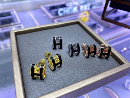 CLASSIC BLACK H ENAMEL OVAL STUD EARRINGS