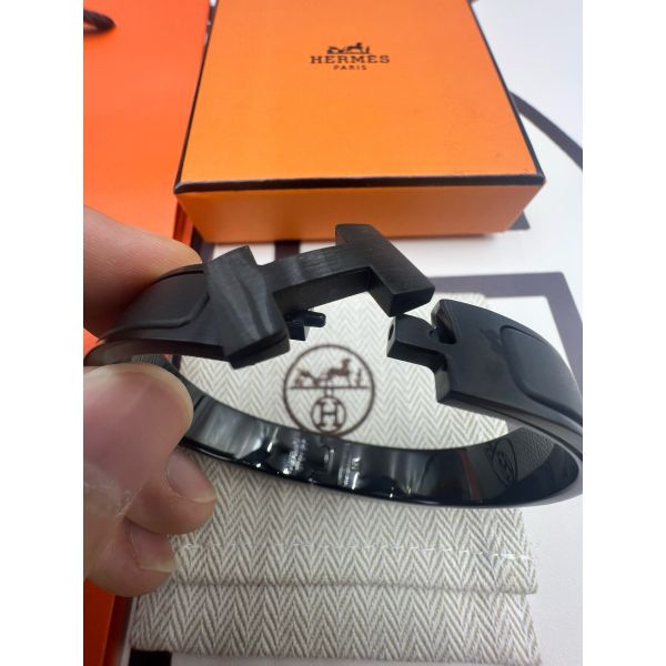 HERM So Black Enamel Clic HH Bracelet