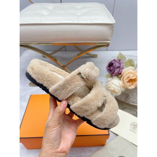 HERM Women's Chypre Sandals In Off White Shearling