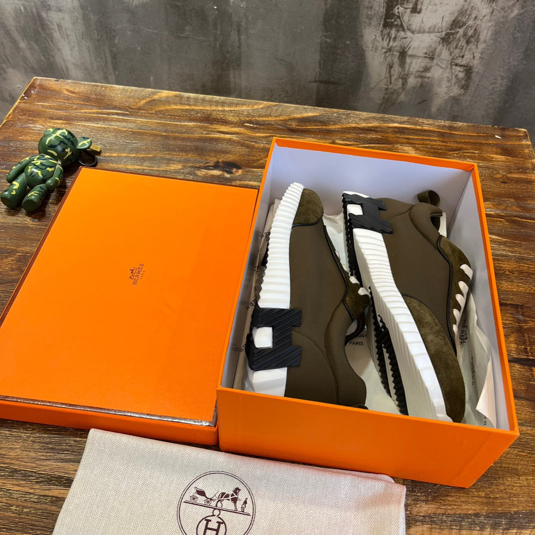 HERM Sneakers