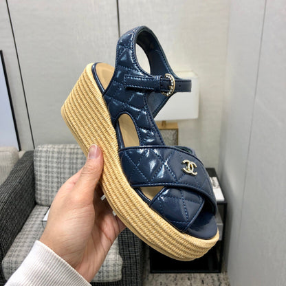 PEEP-TOE THICK SOLE SANDALS IN NAVY BLUE PATENT LAMBSKIN