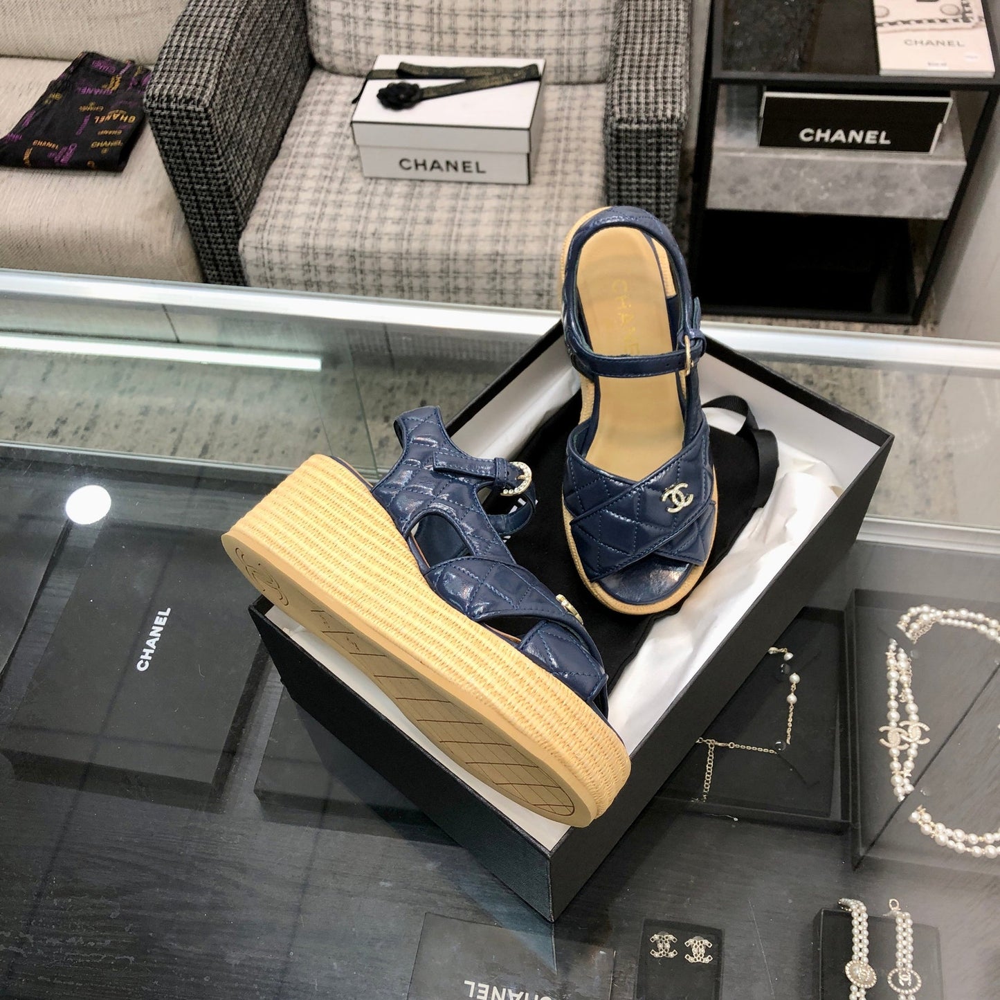 PEEP-TOE THICK SOLE SANDALS IN NAVY BLUE PATENT LAMBSKIN